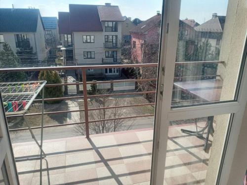 een balkon met uitzicht bij Lux na Osipenko in Oezjhorod