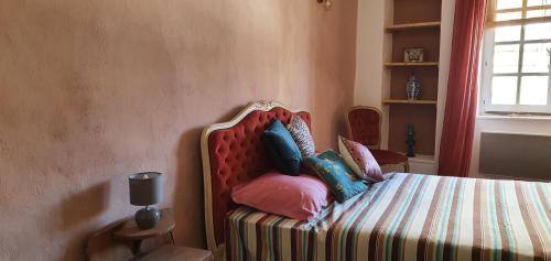 une chambre avec un lit avec des oreillers dessus dans l'établissement Les Clés de St Pierre F2, au Puy-en-Velay