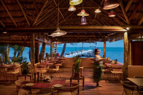 Restaurant o un lloc per menjar a Matachica Beach Resort and Spa