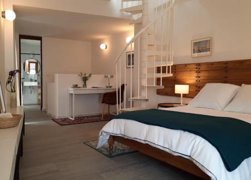 een slaapkamer met een groot bed en een bureau bij Casa Carmen in Laroles