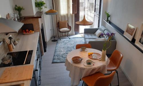 una pequeña sala de estar con una mesa en la cocina en Casa Carmen, en Laroles