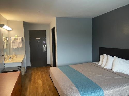 a hotel room with a bed and a sink at TROYINN&SUITES in Troy