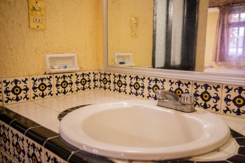 Ein Badezimmer in der Unterkunft Hotel Hacienda de Cobos