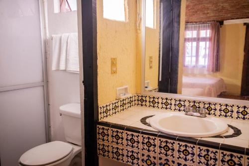 Ein Badezimmer in der Unterkunft Hotel Hacienda de Cobos