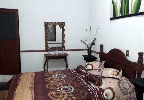 Una cama o camas en una habitación de Posada Acaxiloco