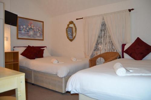 Tempat tidur dalam kamar di Wilsons Hotel - Blackpool Tower View