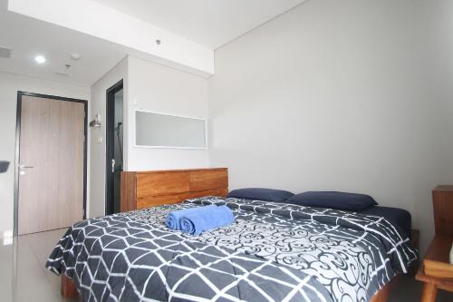Tempat tidur dalam kamar di Apartemen Monroe Jababeka Cikarang Bekasi by Aparian