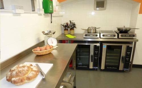 Dulverton Hostelにあるキッチンまたは簡易キッチン