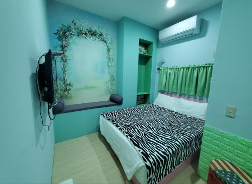 um quarto azul com uma cama e um espelho em 芽哦小窩Ya OH Rooms em Nangan