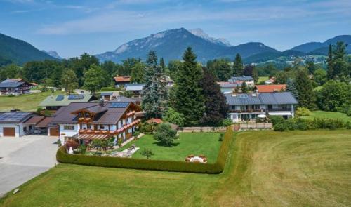 eine Luftansicht eines Hauses mit Bergen im Hintergrund in der Unterkunft Ferienwohnungen Reich in Schönau am Königssee