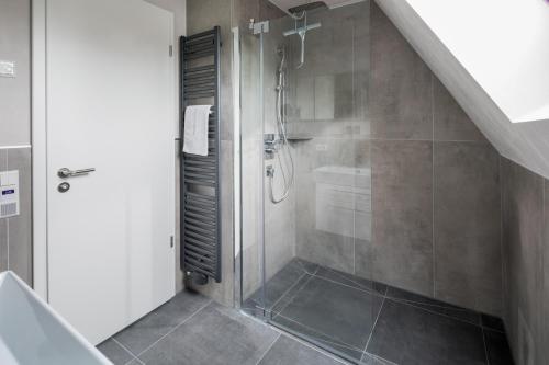 Baño con ducha a ras de suelo junto a una escalera en Haus Insulaner Tolle 8, en Norderney