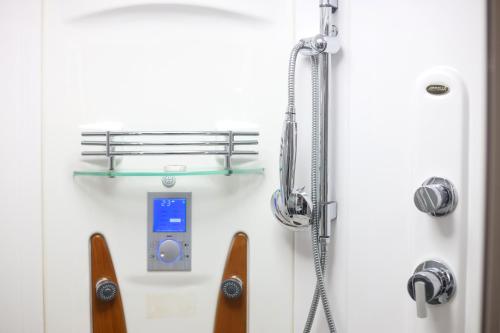 eine Duschkabine mit einem Telefon an der Wand in der Unterkunft Platinum Park in Ta'if