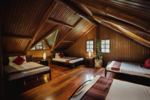 Säng eller sängar i ett rum på Malagos Garden Resort