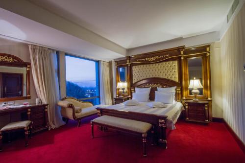 Letto o letti in una camera di Hotel HP Tower One Brasov