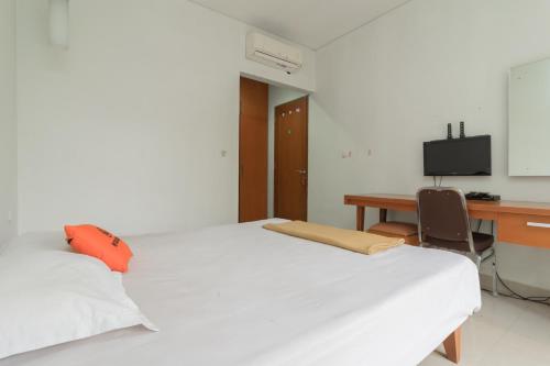 Łóżko lub łóżka w pokoju w obiekcie KoolKost Syariah near Pejaten Village 2