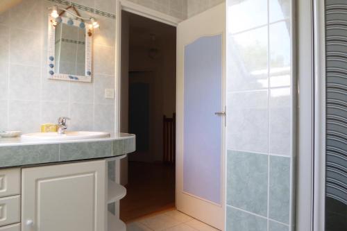une salle de bain avec un lavabo et une douche dans l'établissement REF 064 Grande maison de famille pour huit personnes Kerjouanno Tumiac ARZON, à Arzon