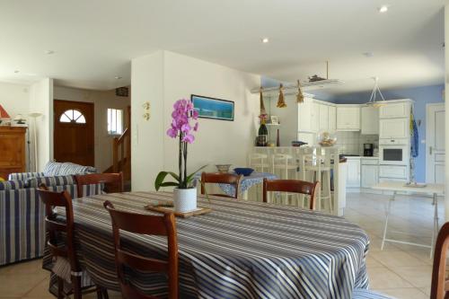une salle à manger et une cuisine avec une table et des chaises dans l'établissement REF 064 Grande maison de famille pour huit personnes Kerjouanno Tumiac ARZON, à Arzon