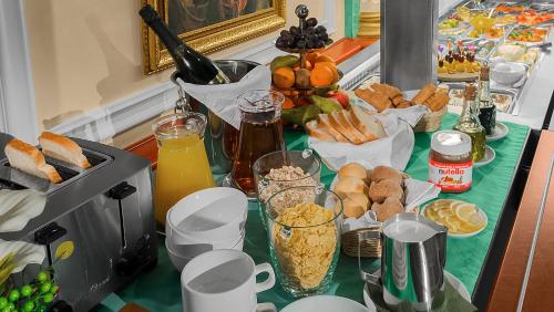una mesa cubierta con muchos tipos diferentes de comida en Arkadia Hotel, en San Petersburgo