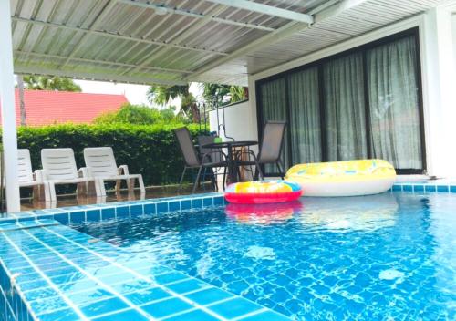 a swimming pool with a raft at Baan Golden Pool Villa in Sam Roi Yot