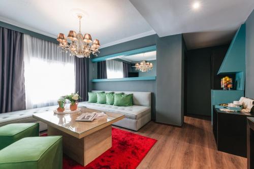 uma sala de estar com um sofá e uma mesa em Ladadika Design, Philian Hotels and Resorts em Tessalônica