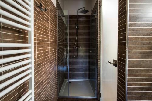 uma casa de banho com um chuveiro e uma porta de vidro em Hotel Corte Del Paggio em Valeggio sul Mincio