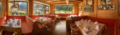 ザンクト・レオンハルト・イム・ピッツタールにあるHotel Zirbenhofの部屋にテーブルと椅子があるレストラン