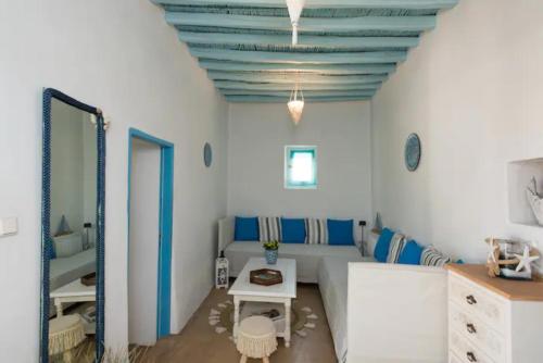 米克諾斯城的住宿－Casa Annaise Mykonos - Cycladic House with Jacuzzi，客厅配有沙发和桌子