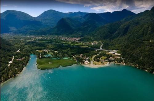 z góry widok na jezioro w górach w obiekcie HOTEL TRILAGO w mieście Trasaghis