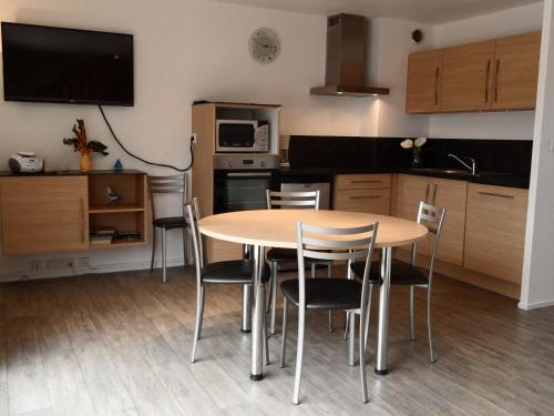 Photo de la galerie de l'établissement REF 164 Appartement T4 pour six personnes résidence avec piscine port Crouesty ARZON, à Arzon