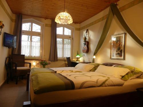 Katil atau katil-katil dalam bilik di Landhotel Sonnenhof im Wendland