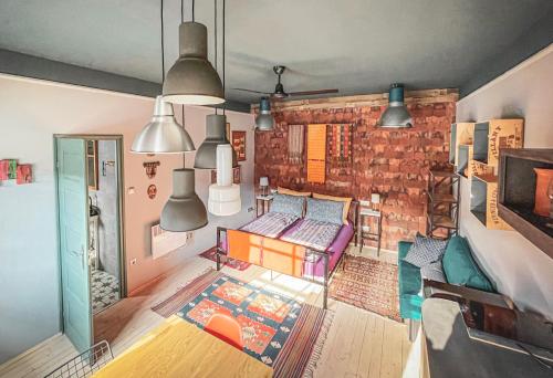 um quarto com duas camas e uma parede de tijolos em Hungry Grape Guests em Erdobénye
