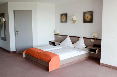 Ein Bett oder Betten in einem Zimmer der Unterkunft Leipziger Hotel