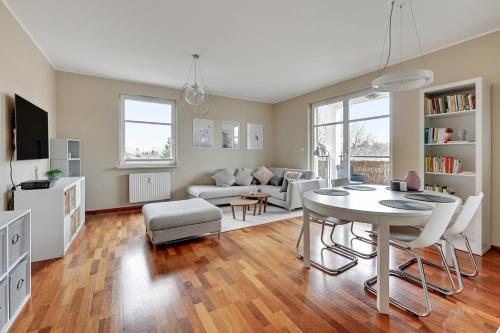 salon ze stołem i kanapą w obiekcie Dom & House - Apartments Parkur Sopot w mieście Sopot