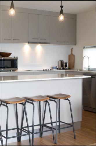Cucina o angolo cottura di Captains Cove Ground Floor Luxury Apartments