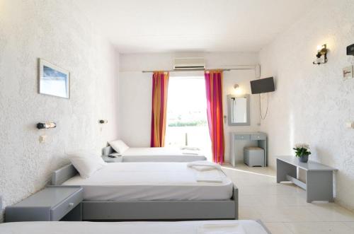 um quarto de hotel com duas camas e uma janela em Mark Hotel em Heraclião
