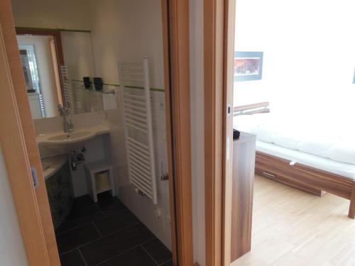 bagno con lavandino e specchio di Appartement Silencio by Schladmingurlaub a Schladming