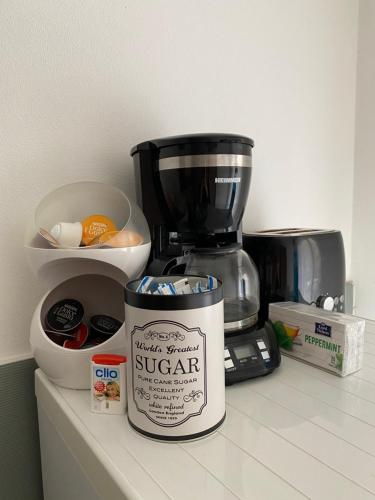 オラデアにあるcasa habana 2のカウンタートップ(コーヒーポット、コーヒーメーカー付)