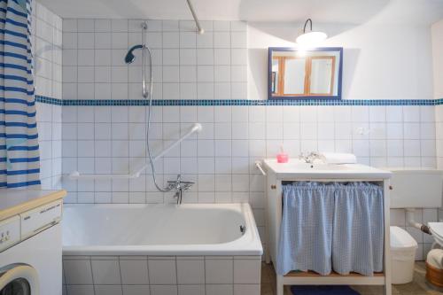 A bathroom at Reetdachhaus zur Sandkuhle