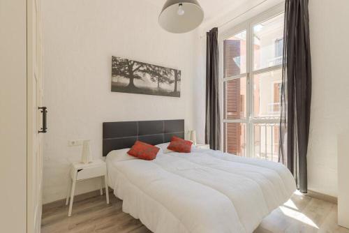 Posteľ alebo postele v izbe v ubytovaní Beautiful flat with balcony and wifi in Málaga Center