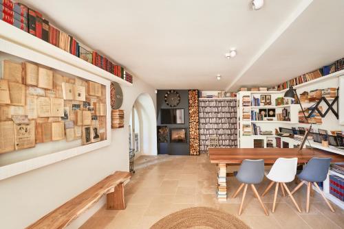 a home library with a wooden table and chairs at Quinta do Porto Nogueira in Alguber