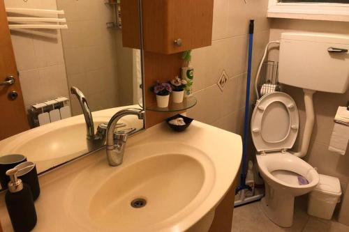 a bathroom with a sink and a toilet at דירת נופש - עין כרם in ‘En Kerem