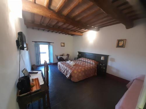 an overhead view of a bedroom with a bed at Il Sentiero in Acquapendente