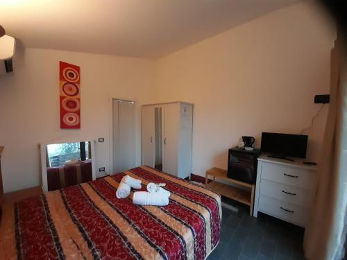 a bedroom with a bed with two towels on it at Il Sentiero in Acquapendente