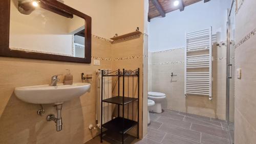 bagno con lavandino, specchio e servizi igienici di Residenza dei Longobardi Affittacamere a Spoleto