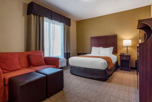 A bed or beds in a room at Comfort Suites Airport South