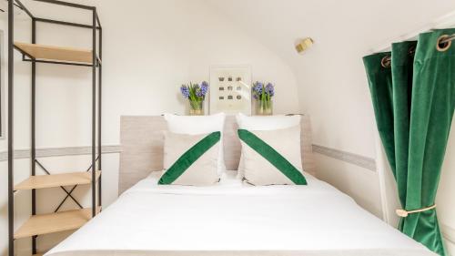 パリにあるLuxury 2 Bedroom Duplex - Beautiful Monument Viewのベッドルーム1室(緑のカーテン付きの二段ベッド1組付)