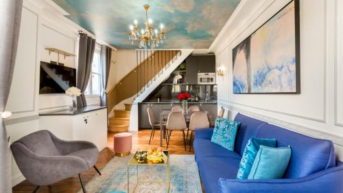 パリにあるLuxury 2 Bedroom Duplex - Beautiful Monument Viewのリビングルーム(青いソファ、テーブル付)