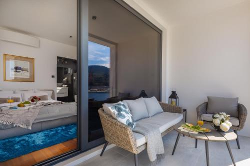 Katil atau katil-katil dalam bilik di Beachfront Villa Grain of Salt with Pool