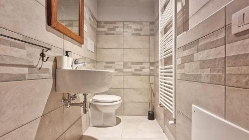 a small bathroom with a toilet and a sink at Residenza dei Longobardi Affittacamere in Spoleto