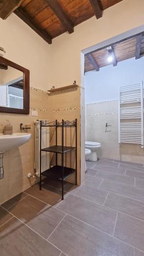 a bathroom with a sink and a toilet and a mirror at Residenza dei Longobardi Affittacamere in Spoleto